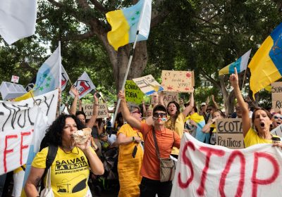 Массовые акции протеста против наплыва туристов на Канарских островах