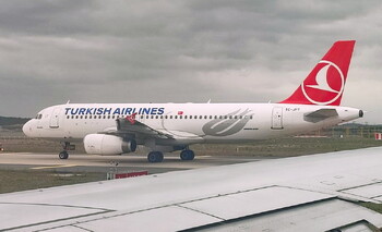 Turkish Airlines будет штрафовать пассажиров, встающих с кресел до полной остановки самолёта