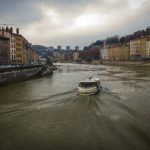 Во Франции на реке Рона круизный теплоход врезался в баржу