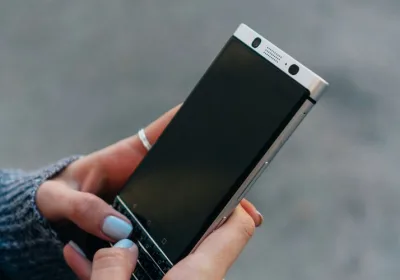 Туристы находят новые способы связи после блокировок в мессенджерах