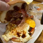 Кулинарный скандал в аэропорту Краснодара: бургеры за 10 тысяч рублей