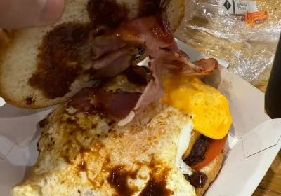 Кулинарный скандал в аэропорту Краснодара: бургеры за 10 тысяч рублей