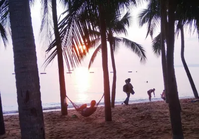 Туристы в Паттайе помогают россиянину, оказавшемуся в бедственном положении