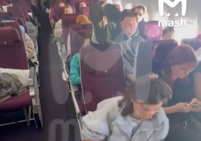 Необычный инцидент на рейсе Доха – Москва: как ноги стали причиной конфликта