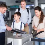 Выезд с ребенком за границу в 2026 году: требуется ли согласие второго родителя?