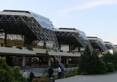 Ситуация с задержками рейсов в аэропорту Сочи: как это влияет на пассажиров?