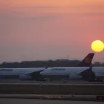 Непредвиденные задержки: Пассажиры Lufthansa провели ночь в самолете