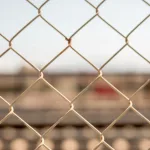 Шутка о бомбе в самолете обернулась реальным сроком: как юмор может привести к последствиям