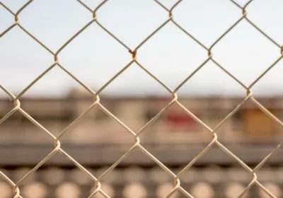 Шутка о бомбе в самолете обернулась реальным сроком: как юмор может привести к последствиям