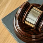 Турист, испортивший царский трон в Эрмитаже, заплатит почти миллион рублей