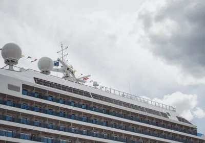 Туристы на лайнере в Катаре: переселение в гостиницу после 7 марта