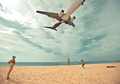 Жители Пхукета обратились в полицию по поводу обнаженных российских туристов на пляже