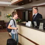 Нужно ли заверять у нотариуса согласие родителей на заселение в отель?