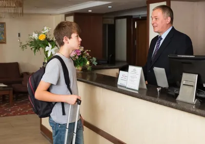 Нужно ли заверять у нотариуса согласие родителей на заселение в отель?