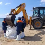 Ситуация с загрязнением пляжа в Анапе: как убирают мазут и что это значит для туристов