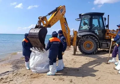 Ситуация с загрязнением пляжа в Анапе: как убирают мазут и что это значит для туристов