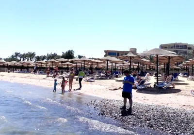 Тревога туристов в Хургаде: красные воды побережья