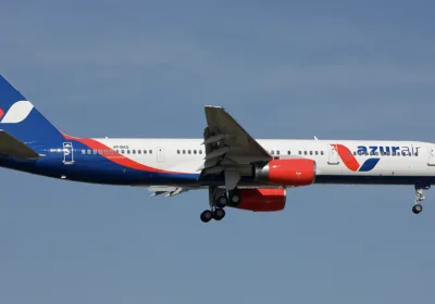 Российские туристы ожидают вылета AZUR air из Антальи более суток